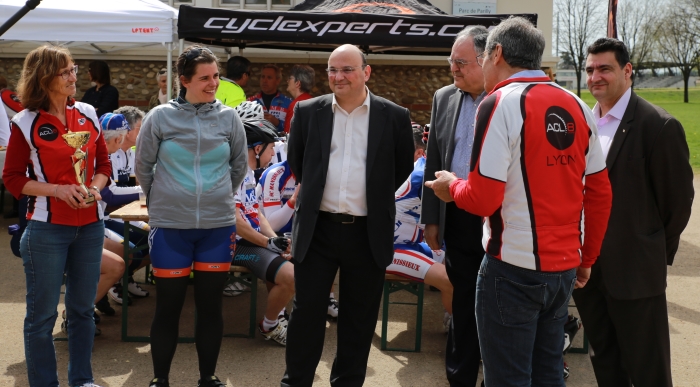 Remise de la coupe à la plus jeune féminine